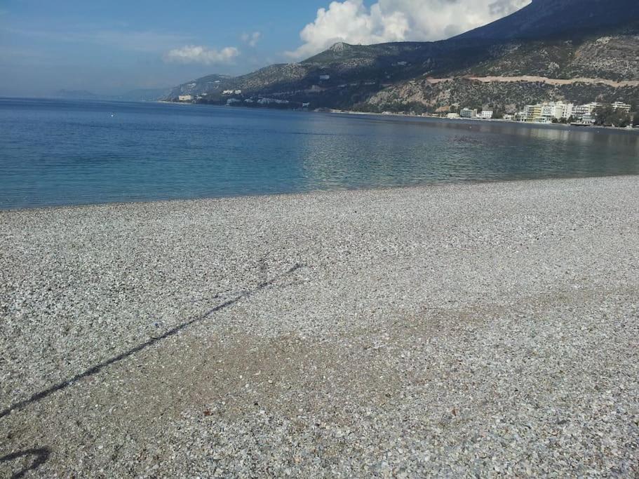 Cozy Seaside Apartment Loutraki Kültér fotó